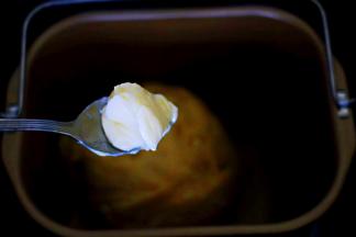 加入提前室温软化的黄油，继续启动面包机揉面15分钟