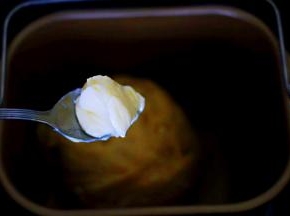 加入提前室温软化的黄油，继续启动面包机揉面15分钟