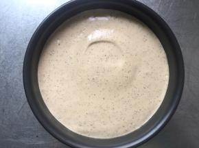 装入模具中，放入预热好的烤箱中，总下层，148度，65分钟