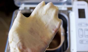 这时面团已经揉出手套膜了