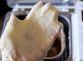 这时面团已经揉出手套膜了