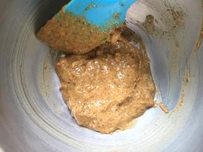 拌匀的蛋黄糊备用