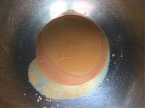 过滤茶叶后加入油，充分乳化