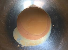 过滤茶叶后加入油，充分乳化