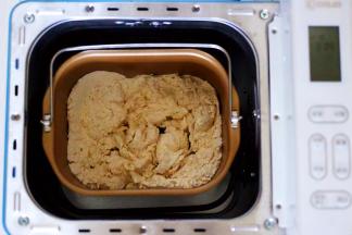 启动面包机自动和面20分钟，揉面20分钟后