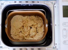 启动面包机自动和面20分钟，揉面20分钟后