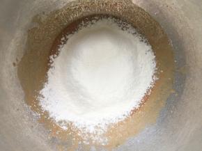 筛入低筋面粉和红茶粉拌匀