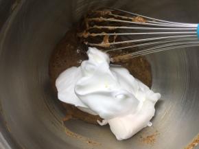 蛋白分次加糖和盐打发至九分，弯钩状。取1/3加入当黄糊中翻拌均匀