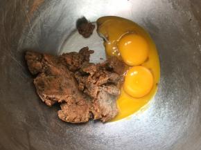 加入蛋黄，拌匀