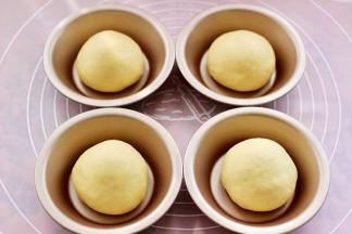 把面团再次揉圆，放入模具中