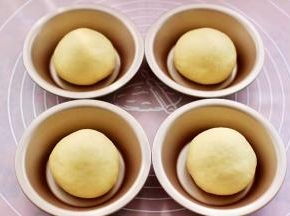 把面团再次揉圆，放入模具中