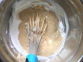 再把翻拌均匀的蛋黄糊倒入剩余的蛋白中，继续翻拌均匀