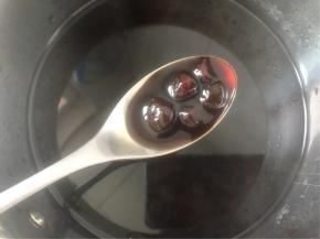 黑糖水煮沸后，倒入过凉水的珍珠小火煮15分钟