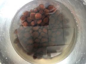 煮熟后过凉水，夏季冰水比较好