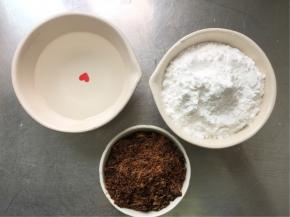 称量好珍珠的材料，黑糖要切成碎末