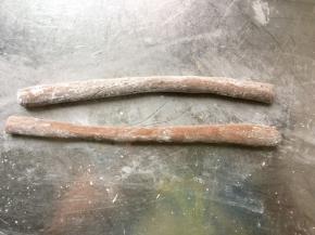 揉成面团（忘记拍照了）。取适量搓成长条