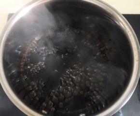黑糖和水小火煮沸，全程盖盖子防止水份流失过多