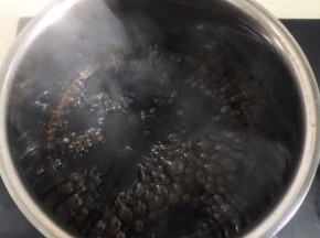 黑糖和水小火煮沸，全程盖盖子防止水份流失过多