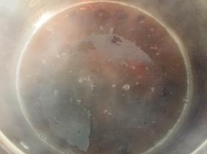 锅中烧水，水的容量是珍珠的10倍。水开后倒入珍珠胚继续煮。小颗珍珠煮10分钟左右，大颗的得煮15分钟左右