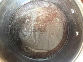 辅料中的黑糖和水在一起煮沸