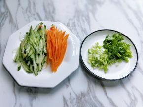 将黄瓜，胡萝卜，小葱，香菜，洗干净，大蒜1瓣，去根，再切好备用。