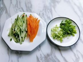 将黄瓜，胡萝卜，小葱，香菜，洗干净，大蒜1瓣，去根，再切好备用。