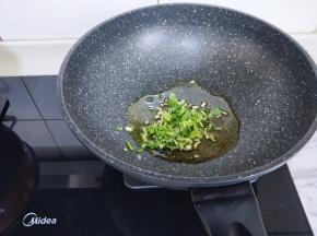 起油锅，加入切好的葱蒜炒香。