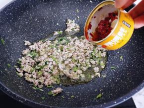 再加入辣德鲜辣椒酱。