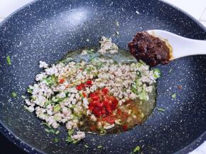 加入一勺豆瓣酱。