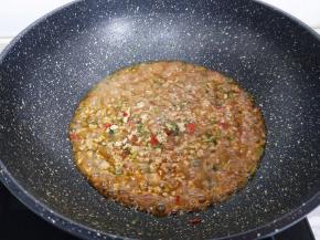 加入半碗水，大火烧开，转中火5分钟即可！