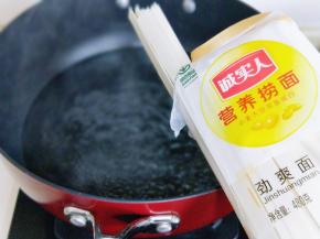 煮“诚实人营养捞面”喽～水烧开后，下面，量根据个人胃口来。