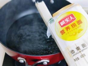 煮“诚实人营养捞面”喽～水烧开后，下面，量根据个人胃口来。