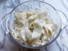 煮熟的面捞出，过冷水，（纯净水中）再捞出。