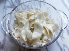 煮熟的面捞出，过冷水，（纯净水中）再捞出。