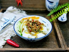 将面盛碗里，把肉酱放上面，黄瓜丝，胡萝卜丝摆放旁边。