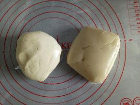 将油皮材料混合，揉到扩展阶段，盖保鲜膜松弛1小时以上；油酥材料也混合均匀，包保鲜膜静置