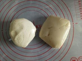 将油皮材料混合，揉到扩展阶段，盖保鲜膜松弛1小时以上；油酥材料也混合均匀，包保鲜膜静置