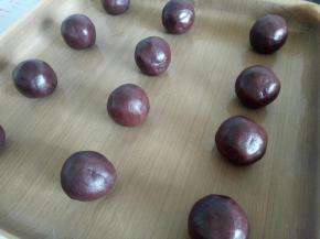 准备豆沙馅，每个25克左右，我没有包蛋黄，家人不爱吃，喜欢加蛋黄的可以在这一步包入蛋黄