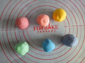 分别揉入红色，橙色，黄色，绿色，蓝色，紫色，我用的AC色膏，可食用的，介意的亲们可以换成果蔬粉，不过成品会褪色，颜色没有色素的鲜亮