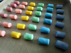 每种颜色的油酥平均分成6份，盖保鲜膜备用