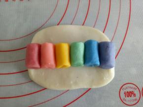 如图所示，将油皮擀成长方形状，依次按自己喜欢的顺序将油酥并排放到油皮上