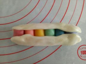 两边收起来，将收口捏紧