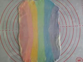 擀面杖如图中的方向擀开，大概20厘米长，15厘米宽