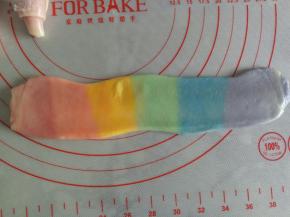 松弛好后稍微压扁，擀面杖轻轻擀开，大概7.8厘米宽就可以了