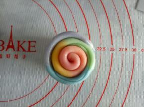 想让哪种颜色在中间就从哪种颜色开始卷