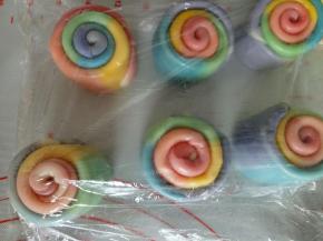 全部卷好后盖保鲜膜松弛15分钟左右