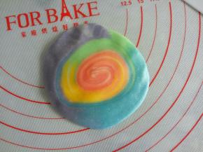 利用手掌压一下，边缘用擀面杖擀开