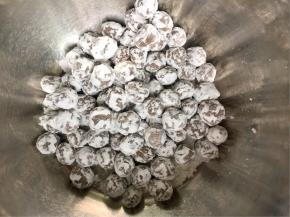 放在容器中，撒些木薯粉，防止粘连