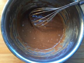 分两次加入软化好的黄油搅拌均匀（黄油提前隔热水软化成液态）