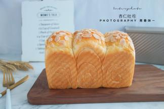 出炉趁热脱模，放在烤网上晾凉